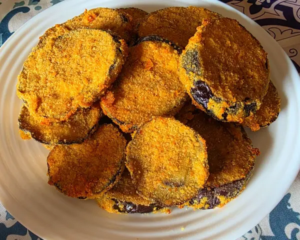 Fette di melanzane impanate e dorate, cotte alla perfezione nella friggitrice ad aria. Croccanti fuori e morbide dentro.
