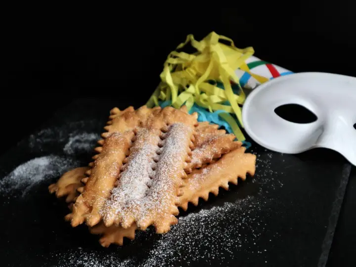 Chiacchiere siciliane spolverate di zucchero a velo, pronte per il Carnevale. La ricetta perfetta per festeggiare!