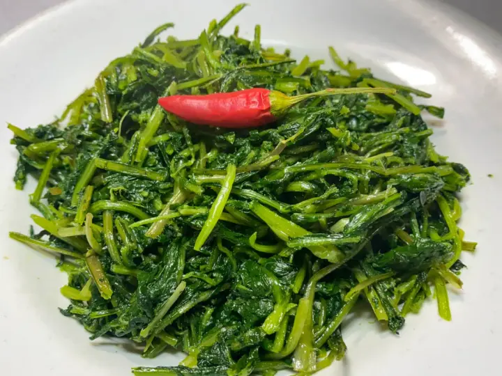 Cicoria in padella, un contorno semplice e gustoso, impreziosito da un peperoncino rosso.