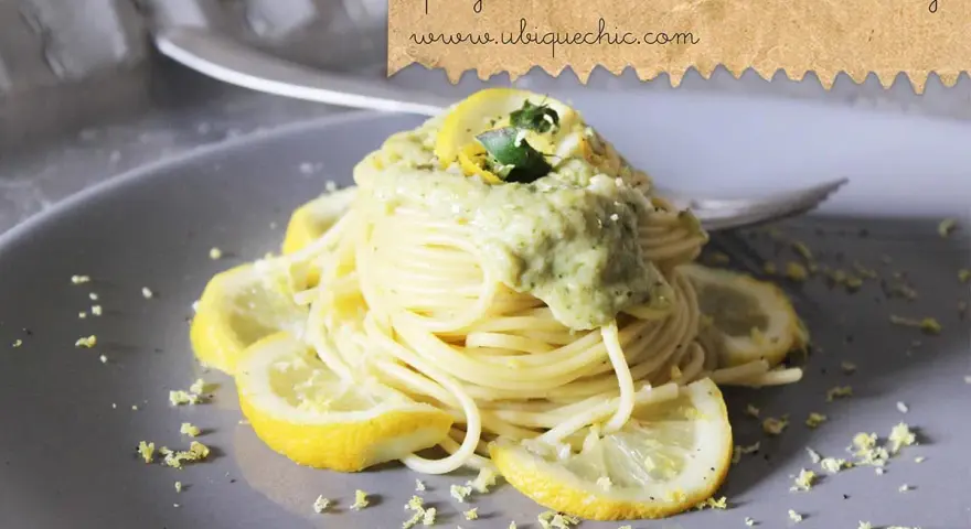 Spaghetti al limone, un assaggio della costiera amalfitana. Pasta profumata con limoni freschi e una crema verde.