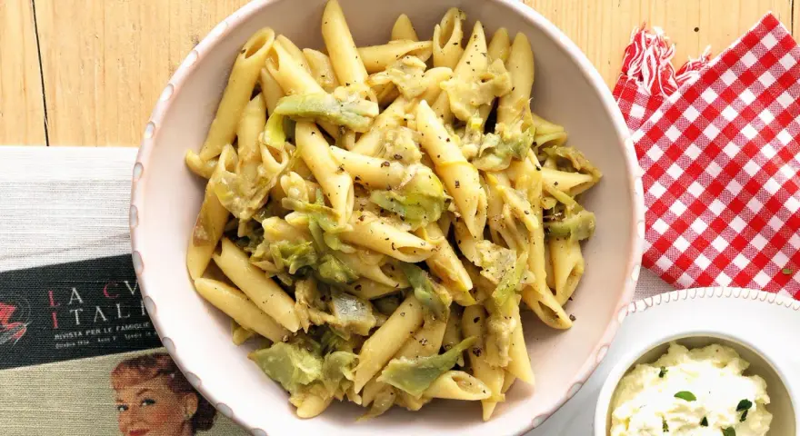 Penne con carciofi in una salsa cremosa, condite con pepe nero. Un piatto che sa di casa e tradizione.