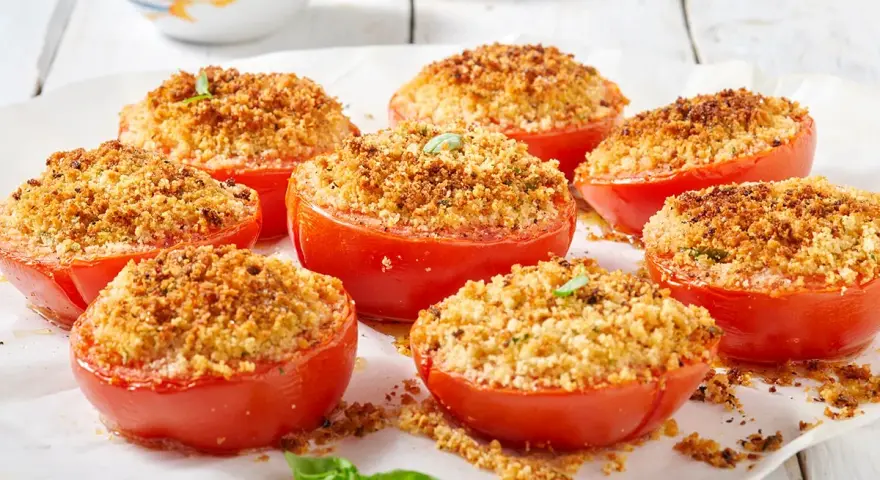 Pomodori ripieni freddi, croccanti e dorati, pronti per un antipasto estivo.