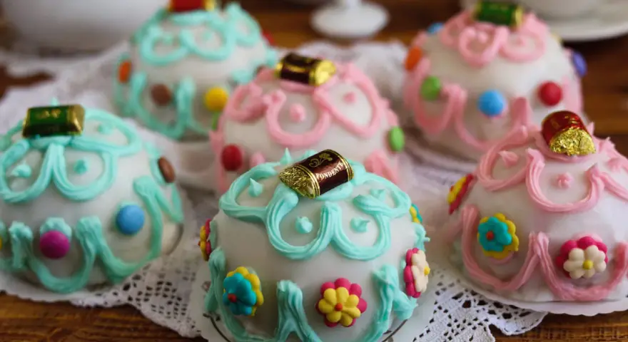 Deliziosi biscotti di San Martino morbidi siciliani, decorati con glassa colorata, caramelline e fiori di zucchero.