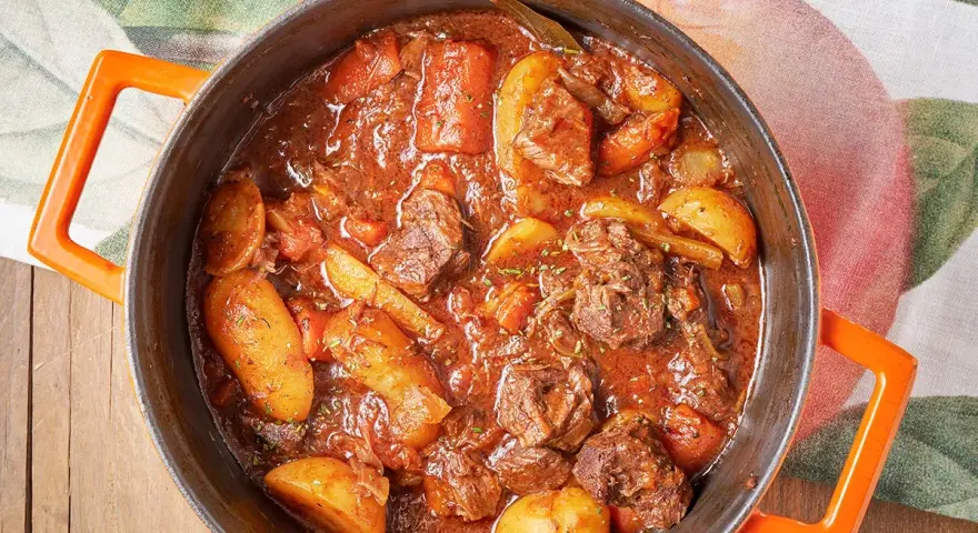 Spezzatino con patate ricetta della nonna, un piatto succulento e confortante, cotto lentamente in un tegame.