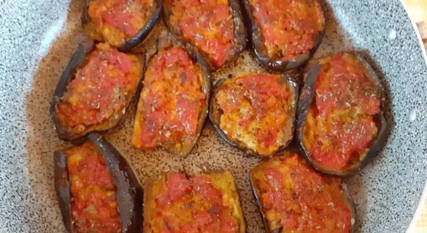 Melanzane ripiene al forno velocissime, pronte per essere gustate. Un piatto semplice e saporito.