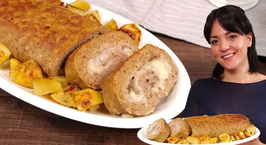 Un delizioso polpettone al forno ripieno di formaggio filante, servito con patate arrosto croccanti.