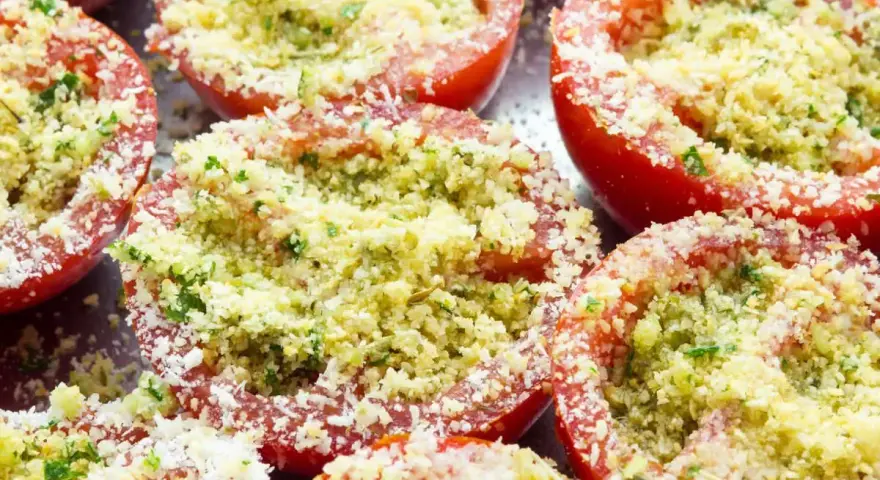 Pomodori gratinati in friggitrice ad aria, pronti per essere cotti. Un antipasto semplice e gustoso.