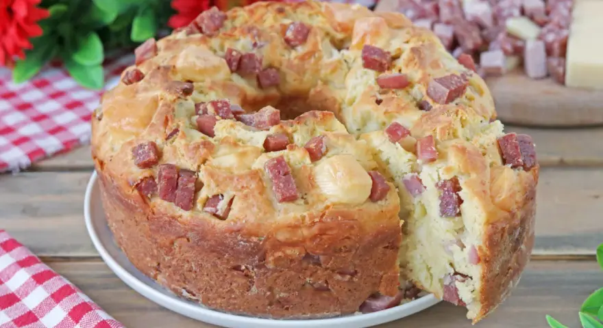 Ciambella rustica morbidissima con cubetti di salame e formaggio, perfetta per un brunch saporito.