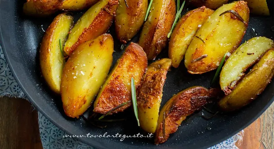 Patate dolci in padella, dorate e croccanti, profumate al rosmarino. Un contorno irresistibile pronto da gustare.