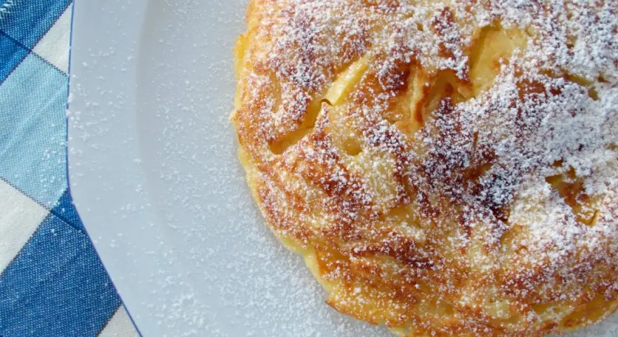 Frittata di mele in padella pronta in 5 minuti, cosparsa di zucchero a velo. Un dolce veloce e goloso.