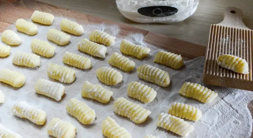 Gnocchi di patate ricetta della nonna pronti per essere cotti. Un classico intramontabile, preparato con amore e farina.