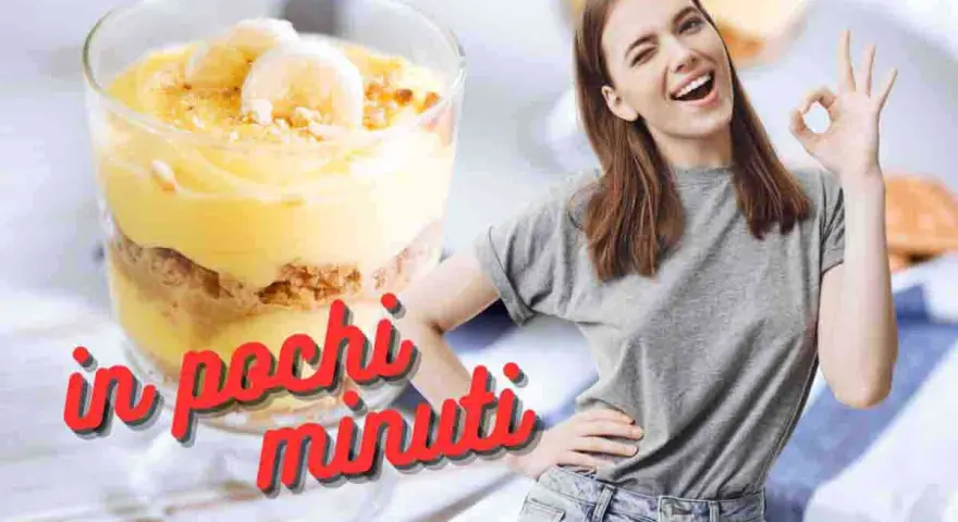 Delizioso budino fatto in casa con banana e biscotti, pronto in pochi minuti! Una ragazza sorridente fa il segno OK.