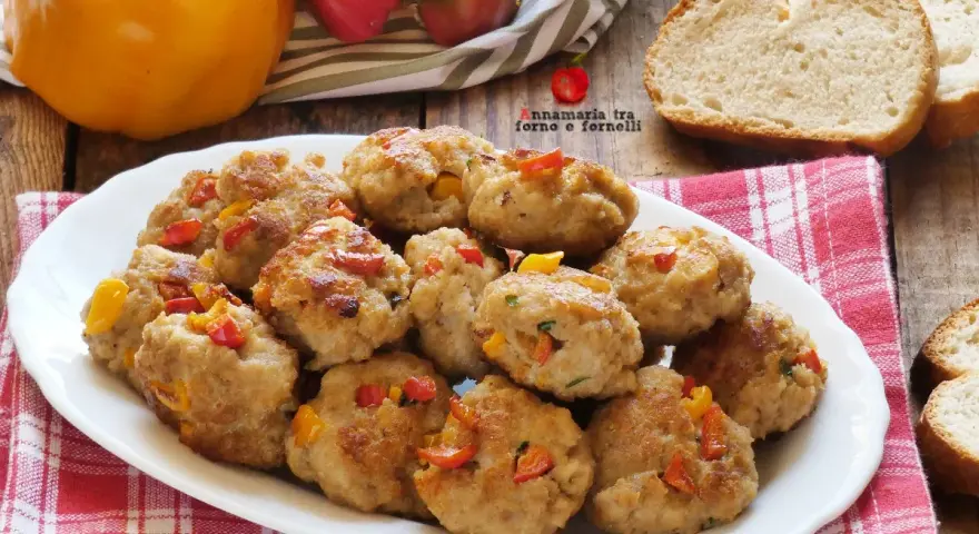 Polpette con peperoni, colorate e saporite, pronte per essere gustate con pane fresco.