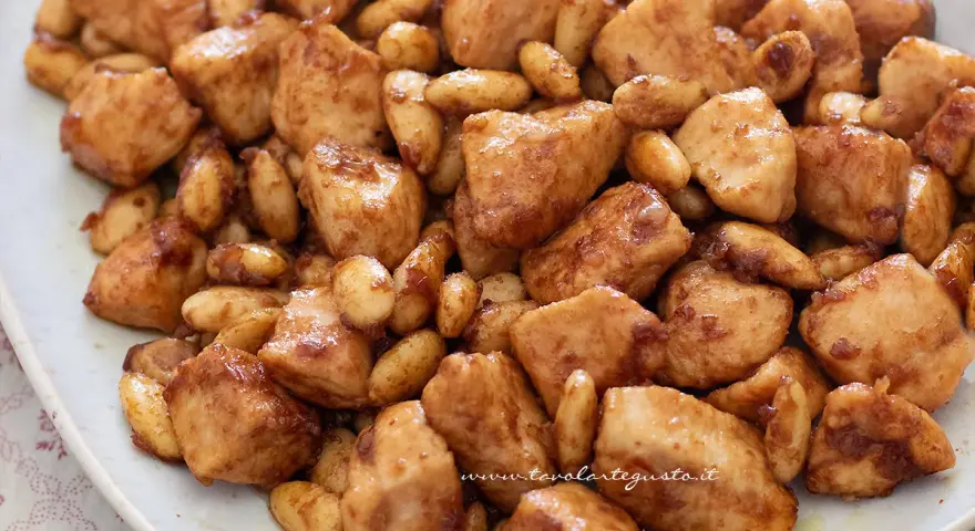 Un invitante pollo alle mandorle, con bocconcini dorati e mandorle tostate, conditi con una salsa lucida.