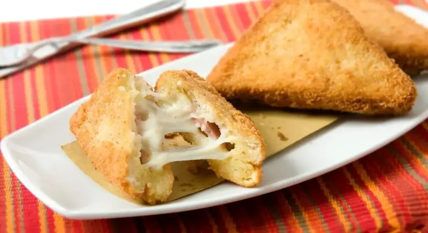 Mozzarella in carrozza croccante, cotta in friggitrice ad aria, con filante formaggio e prosciutto.