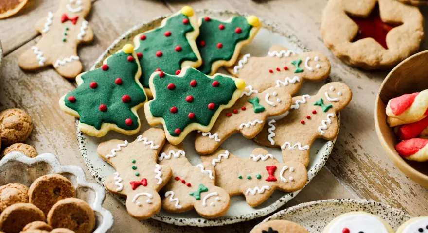 Biscotti natalizi senza burro: omini di pan di zenzero, alberelli verdi e biscotti ripieni, un'esplosione di dolcezza festiva.