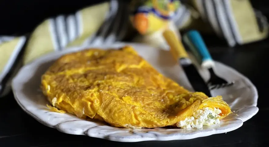 Frittata di ricotta alla siciliana, soffice e dorata, con un ripieno cremoso. Un assaggio di Sicilia.