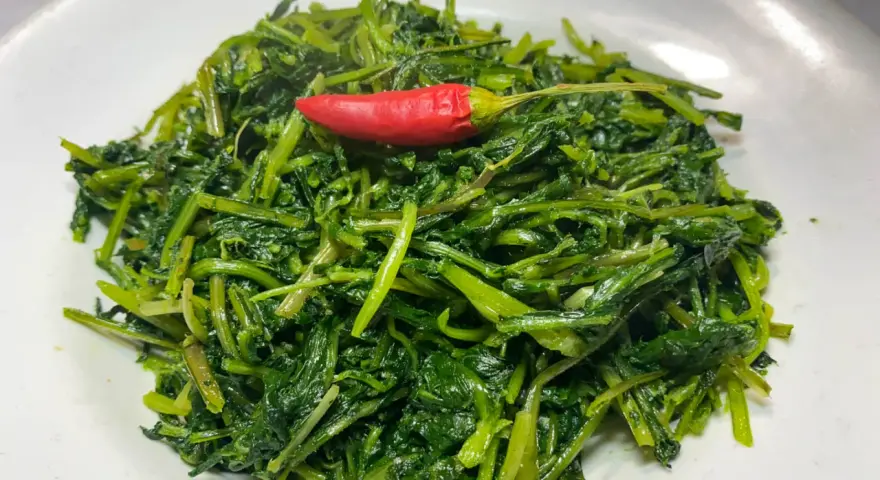 Cicoria in padella, un contorno semplice e gustoso, impreziosito da un peperoncino rosso.