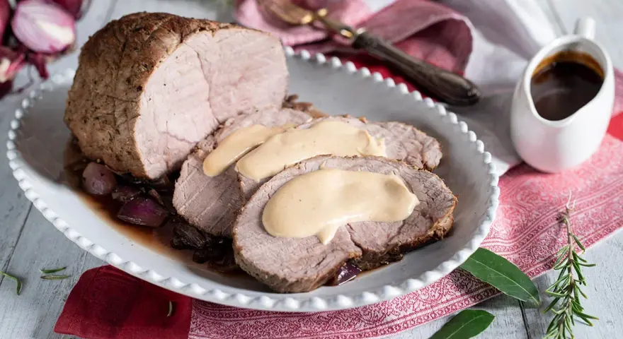 Succulento arrosto di vitello affettato, nappato con salsa cremosa e servito su cipolle rosse caramellate. Un contorno perfetto per un pasto speciale.