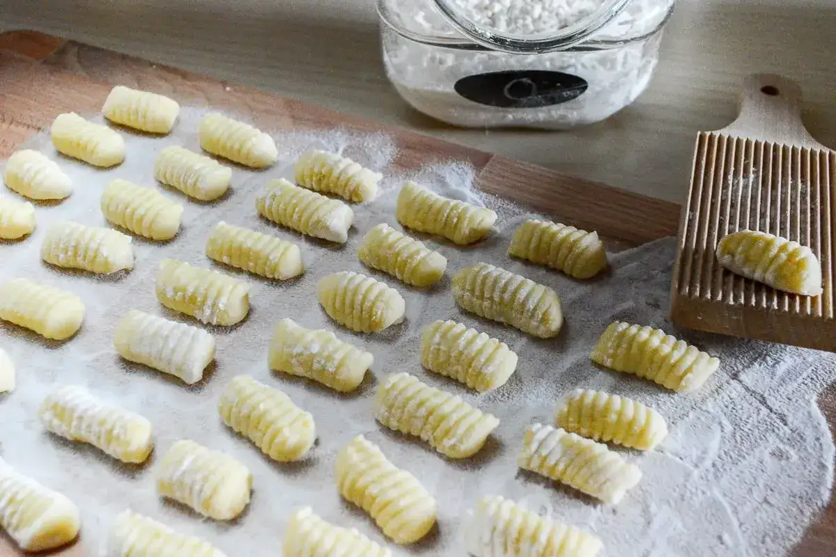Gnocchi di patate ricetta della nonna pronti per essere cotti. Un classico intramontabile, preparato con amore e farina.