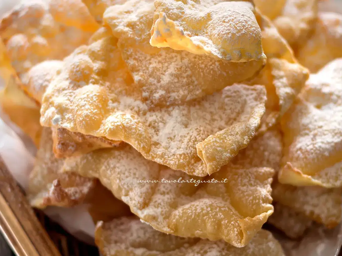Chiacchiere siciliane dorate e croccanti, cosparse di zucchero a velo. Una delizia per la ricetta chiacchiere siciliane.
