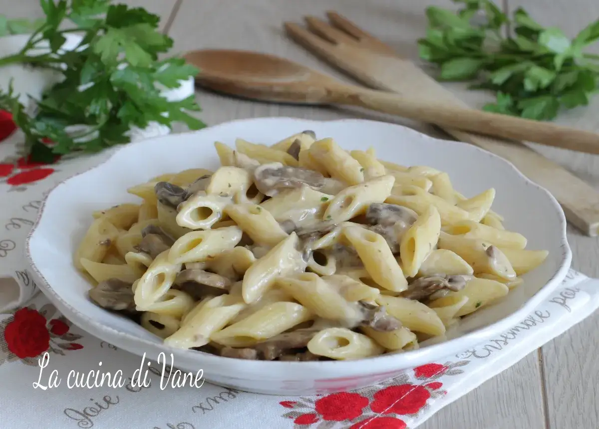 Penne cremose con funghi, un piatto invitante che profuma di casa.