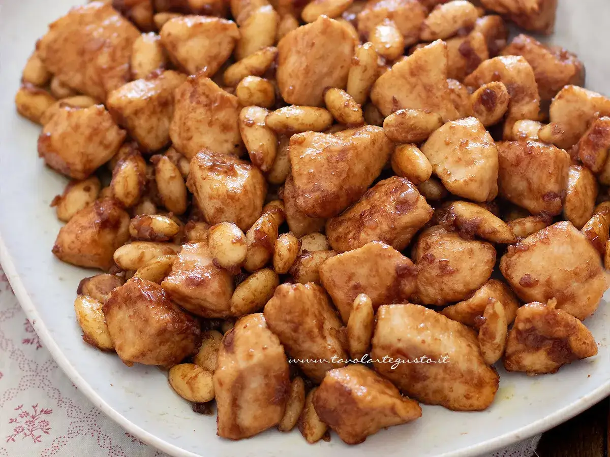 Un invitante pollo alle mandorle, con bocconcini dorati e mandorle tostate, conditi con una salsa lucida.