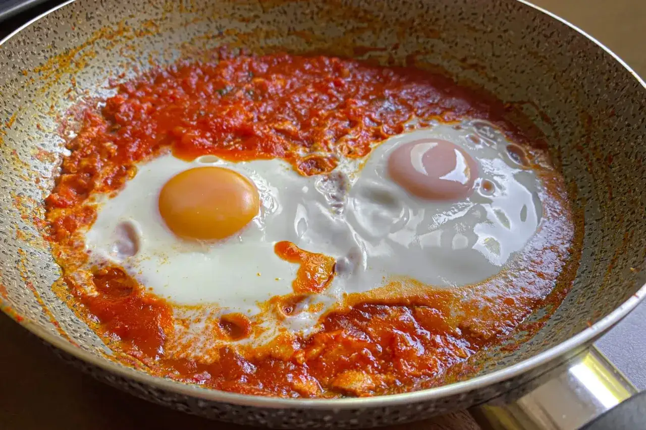 Uova in purgatorio cotte in padella con sugo di pomodoro piccante.