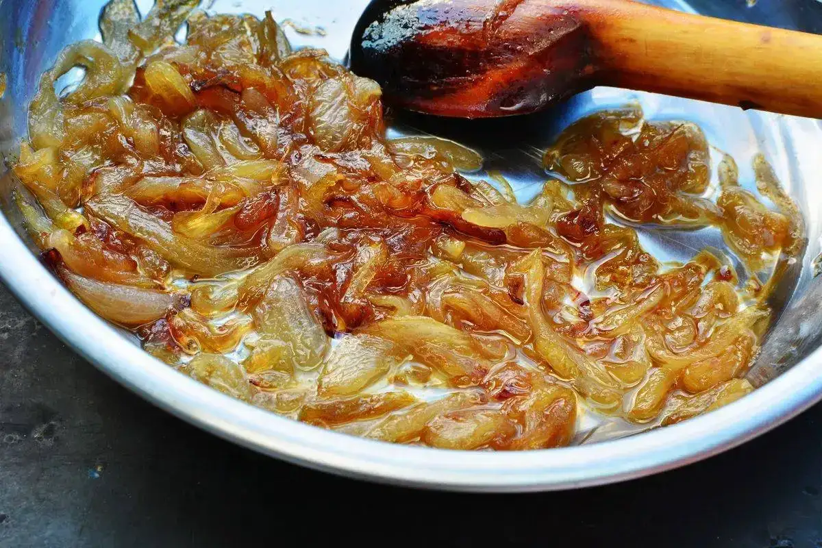 Cipolle caramellate bimby, dorate e succose, pronte per arricchire ogni piatto. Un tocco di dolcezza irresistibile.