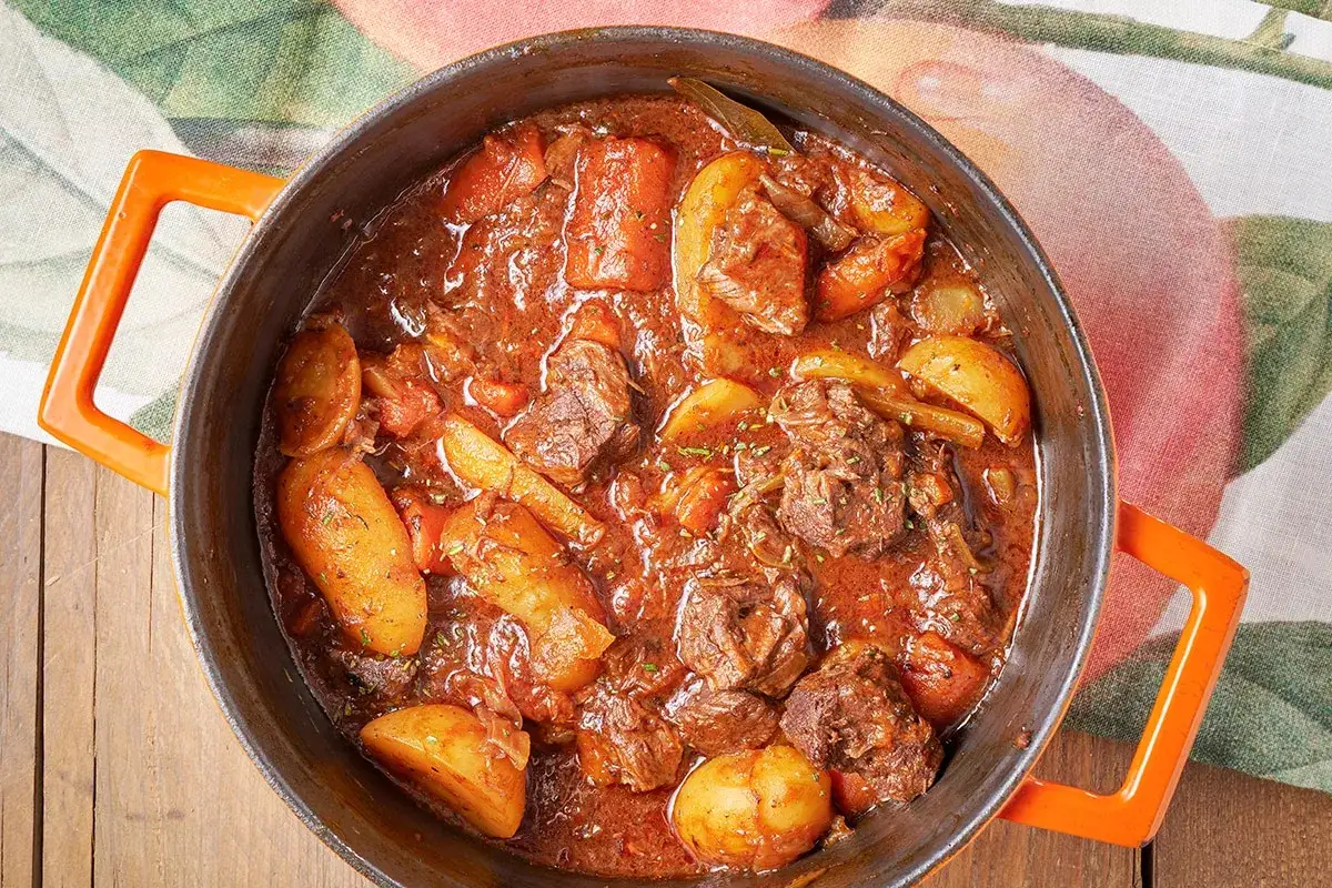 Spezzatino con patate ricetta della nonna: carne tenera e patate succulente in un ricco sugo. Un classico confortante.