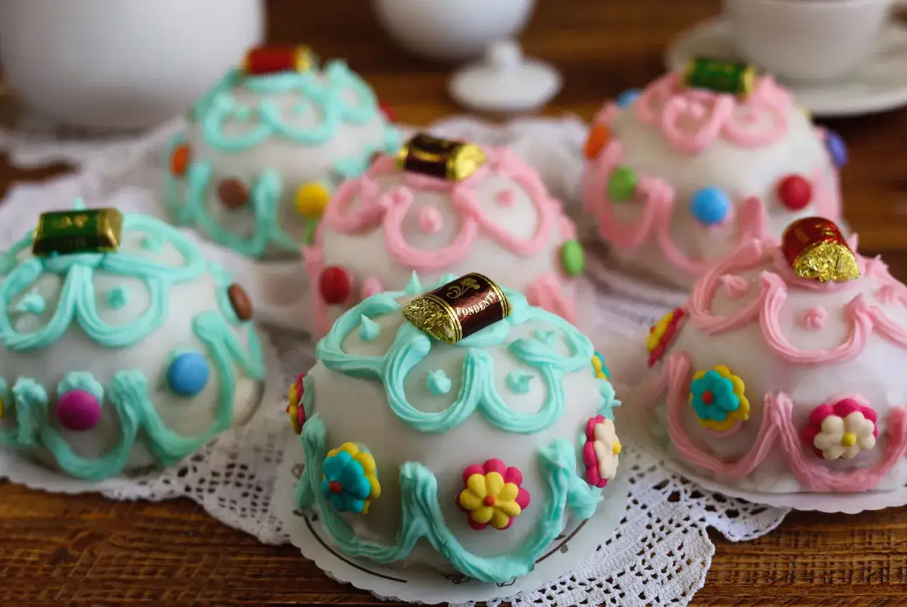 Deliziosi biscotti di San Martino morbidi siciliani, decorati con glassa colorata, caramelline e fiori di zucchero.