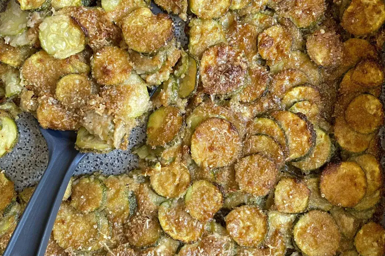 Fette di zucchine gratinate al forno, dorate e croccanti, pronte per essere servite.