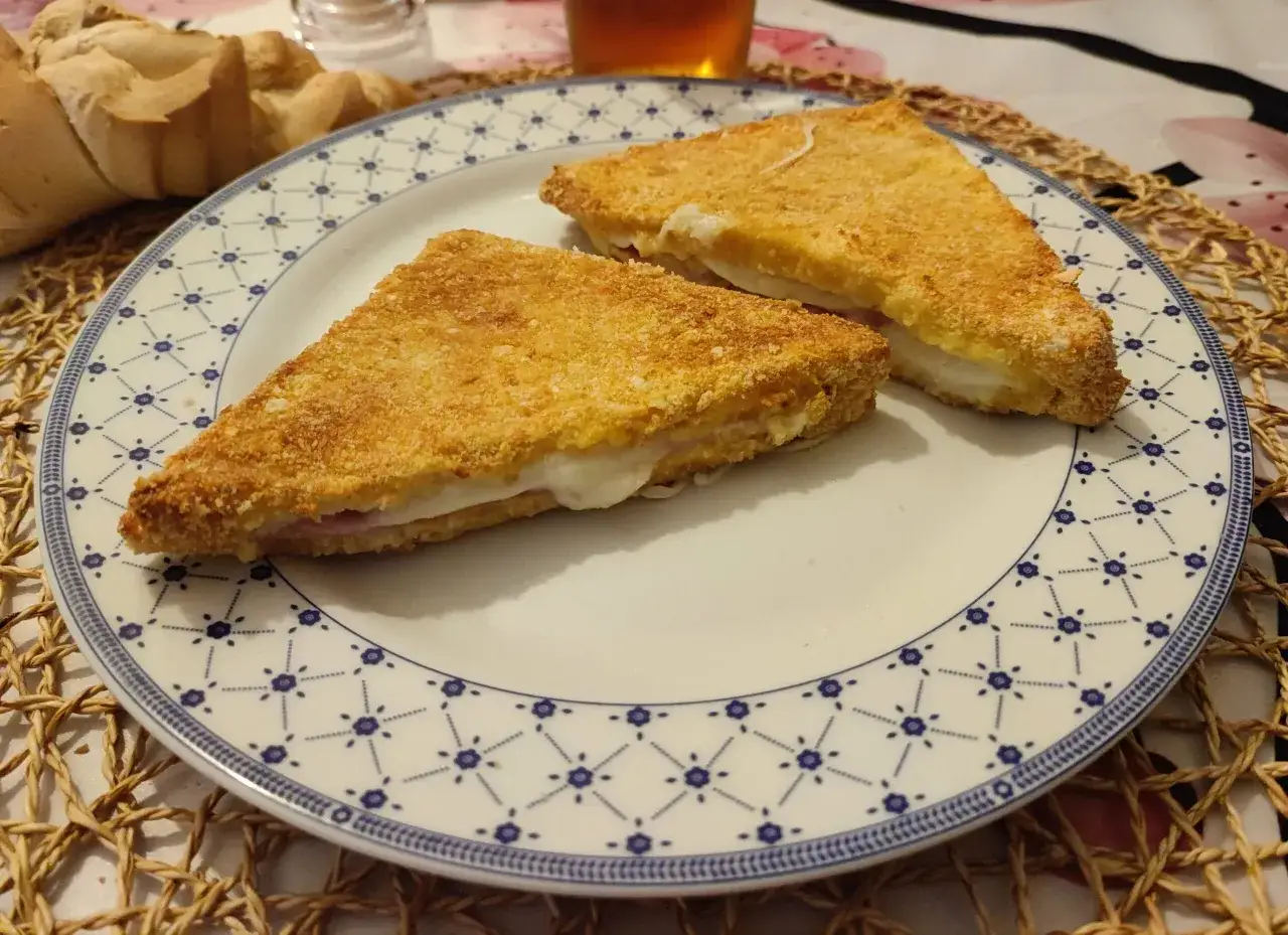 Mozzarella in carrozza dorata e filante, preparata nella friggitrice ad aria. Un piatto gustoso e veloce.