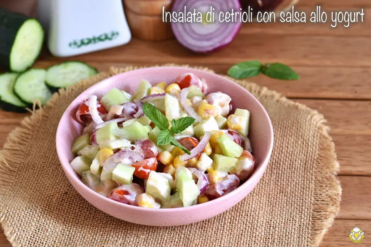 Deliziosa insalata di cetrioli con pomodorini, mais e cipolla rossa, condita con una cremosa salsa allo yogurt. Fresca e leggera, perfetta per l'estate.