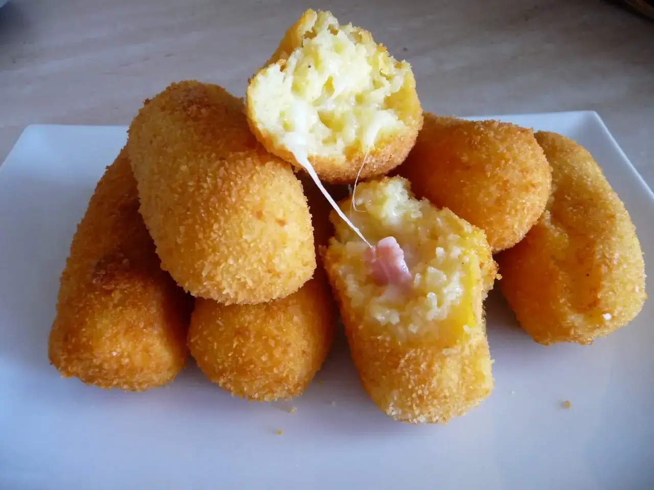 Crocchette di patate dorate e croccanti, con un ripieno filante di formaggio e prosciutto.