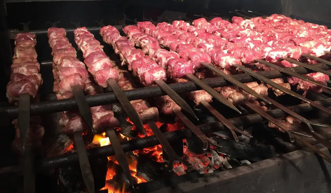 Spiedini di carne cruda, pronte per diventare succulente bombette pugliesi sulla brace ardente.
