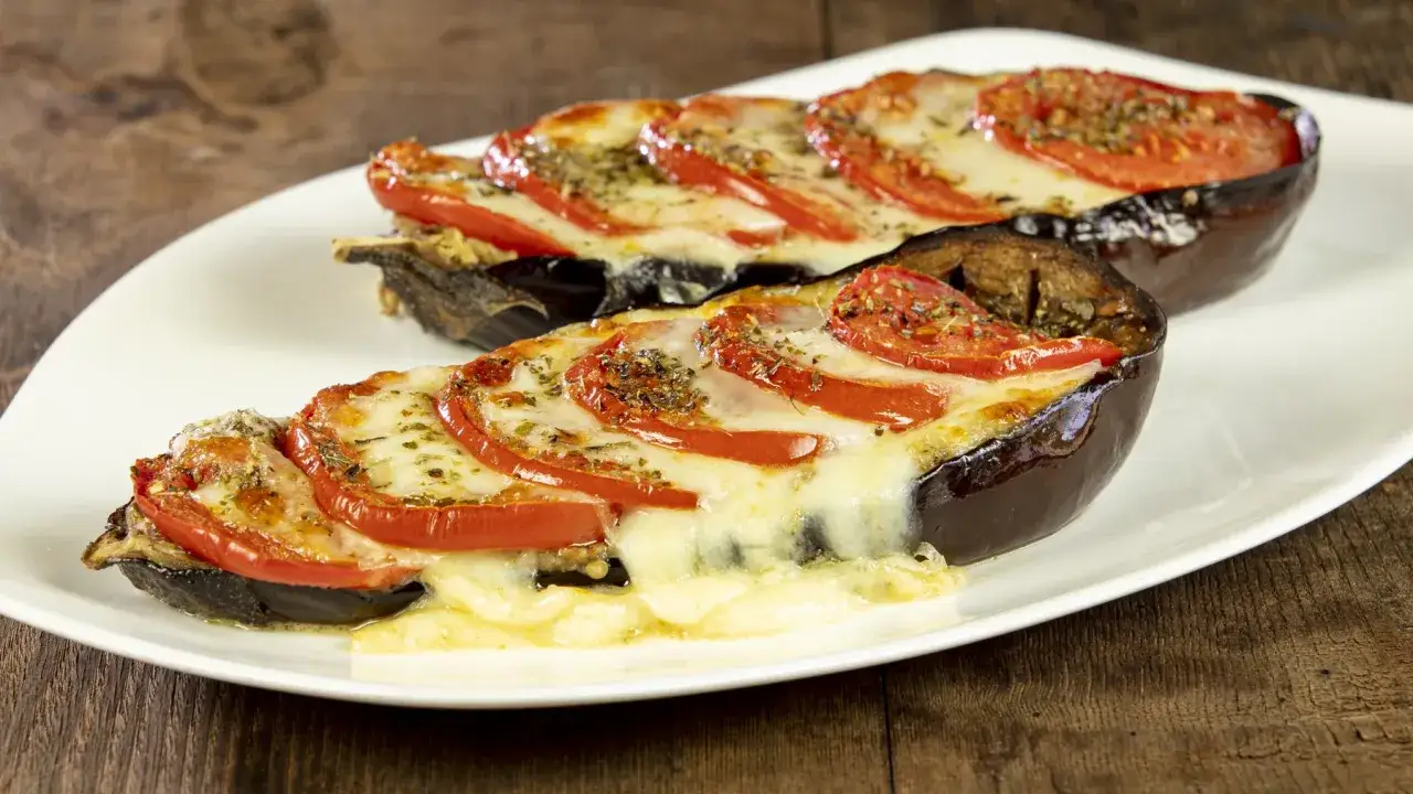 Melanzane ripiene al forno velocissime, con pomodoro e mozzarella filante, un piatto gustoso e pronto in poco tempo.