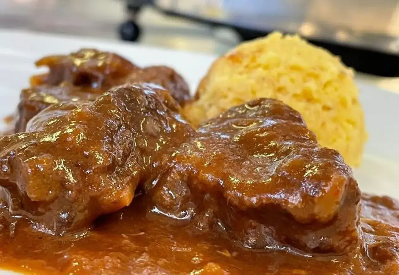 Un succulento gulash con polenta cremosa, un piatto caldo e confortante pronto per essere gustato.