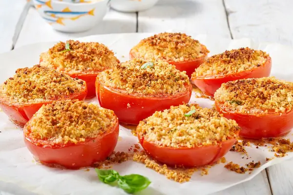 Pomodori ripieni freddi, croccanti e dorati, pronti per un antipasto estivo.